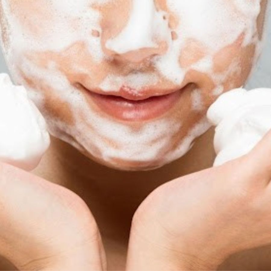 এর পরেই দরকার ‘ডাবল ক্লেনজ়িং’—একটি কোমল ফেসওয়াশ দিয়ে মুখ ধুয়ে নেওয়া। এতে রন্ধ্রগুলো সম্পূর্ণ পরিষ্কার হয়।