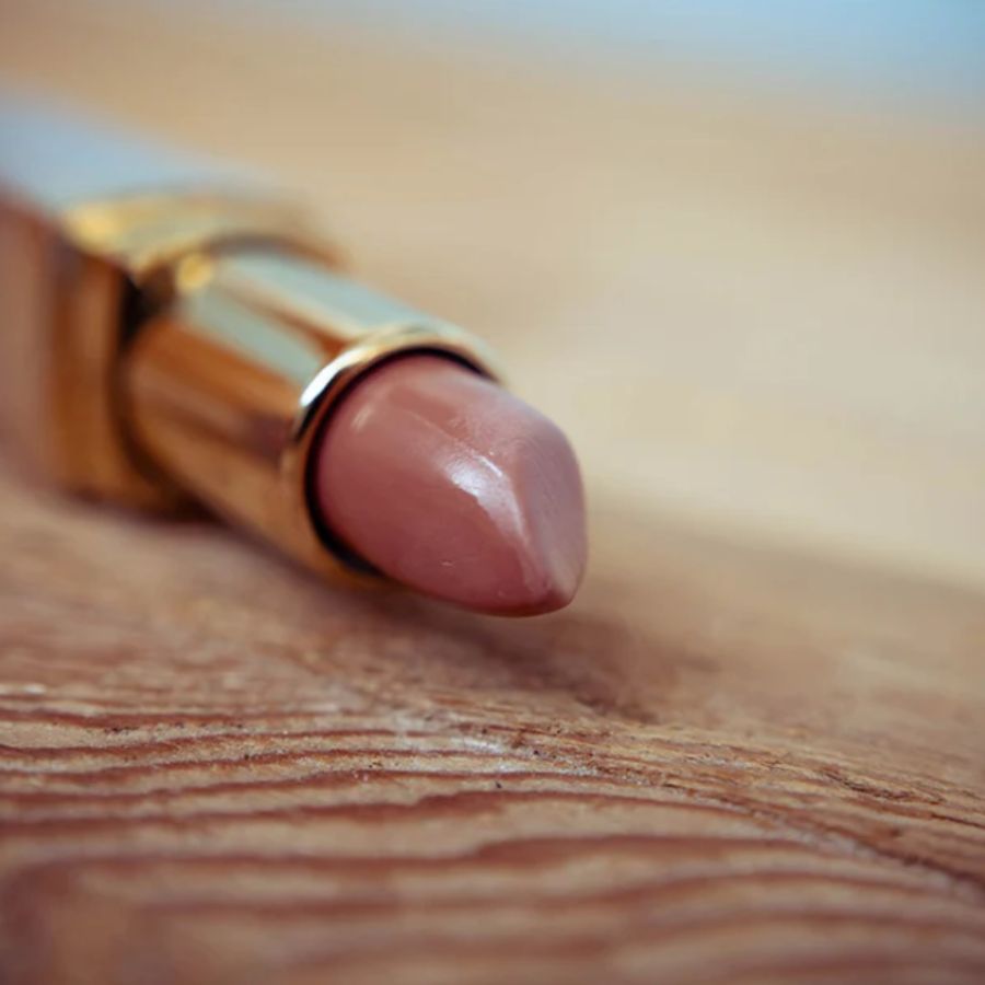 ঠোঁটে লেগে থাকা গাঢ় লিপস্টিকও পরিষ্কার করুন মেকআপ রিমুভার বা নারকেল তেলের সাহায্যে।