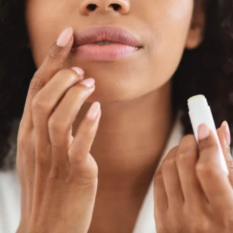 সবশেষে অবশ্যই লাগাতে হবে ‘ময়শ্চারাইজ়ার’ ও ‘সিরাম’—যা ত্বককে আবার সতেজ করে তোলে।