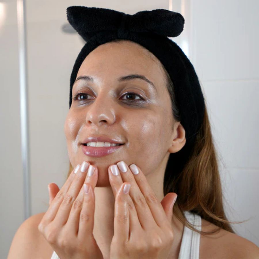 আর মনে রাখবেন, জোরে ঘষাঘষির থেকে একদম দূরে থাকবেন।