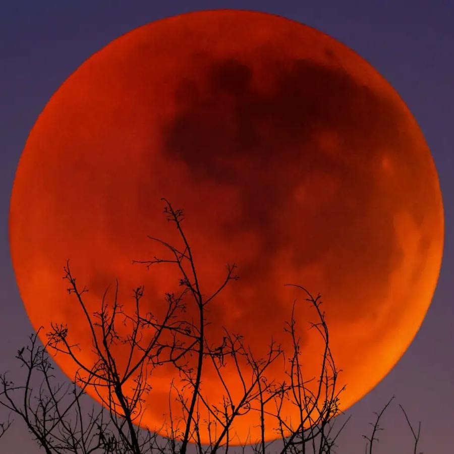 চলতি বছরের শেষ চন্দ্রগ্রহণ আজ, ৭ সেপ্টেম্বর। ভাদ্রপদ পূর্ণিমা তিথিতে হওয়া এই পূর্ণগ্রাস গ্রহণটি ভারতেও দৃশ্যমান। চন্দ্রগ্রহণকে জ্যোতির্বিদ্যার দিক থেকে একটি বিরল ঘটনা হিসাবে বিবেচনা করা হয় এবং জ্যোতিষশাস্ত্রের দৃষ্টিকোণ থেকেও এটি অত্যন্ত গুরুত্বপূর্ণ বলে মনে করা হয়। ৬ সেপ্টেম্বর চাঁদ কুম্ভ রাশিতে প্রবেশ করেছে। সেখানে ছায়া গ্রহ রাহু  ইতিমধ্যেই অবস্থান করছে। বৈদিক জ্যোতিষশাস্ত্র অনুসারে, যখন চন্দ্র এবং রাহু একই রাশিতে অবস্থান করে, তখন এটি গ্রহণ যোগ তৈরি করে। 