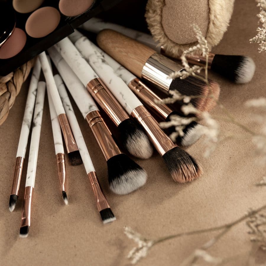 মুখের মেকআপ পরিষ্কার করার আগে সামান্য গরম জলের ভাপ নিলে কাজটা আরও সহজ হয়ে যাবে। এতে ত্বক নরম হবে, আর মেকআপও সহজে উঠে যাবে। ( এই প্রতিবেদনটি ‘আনন্দ উৎসব’ ফিচারের একটি অংশ। ) 