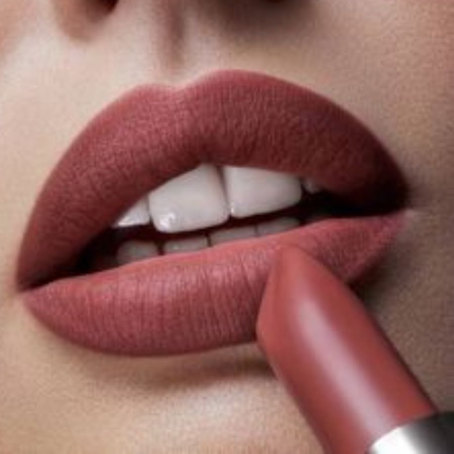 কিন্তু এর মাঝেও অনেকের মনে একটা সূক্ষ্ম ভাবনা উঁকি দেয়—ইস, ঠোঁটগুলি কি কালচে দেখাচ্ছে? পুজোর আগে আপনারও কি তাই মনে হচ্ছে? এই একরত্তি মন খারাপ সব আনন্দকে যেন কিছুটা হলেও ম্লান করে দেয়।