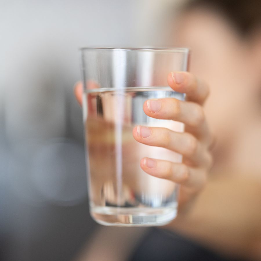 তা হলে কী করবেন? পুজোর আগে ঠোঁটের হাল ফেরাতে কিছু সহজ কৌশল আছে। দিনের শুরুতেই প্রচুর জল পান করা উচিত। এতে শরীর ভিতর থেকে আর্দ্র থাকে, আর সেই আর্দ্রতার ছাপ পড়ে আপনার ঠোঁটেও।