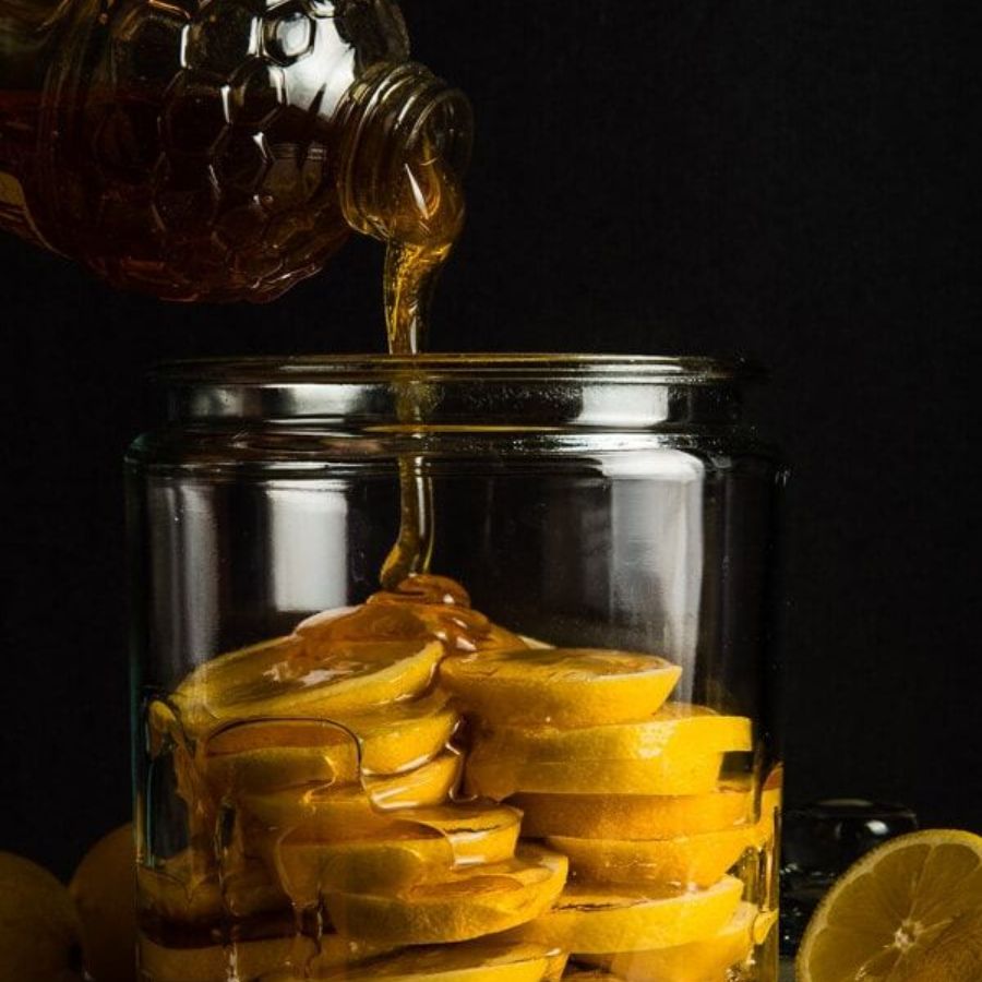 কালচে দাগ কমাতে লেবুর রস ও মধু মিশিয়ে ব্যবহার করা যায় সপ্তাহে কয়েক দিন।