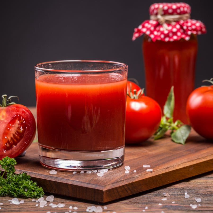 টমেটোর রসও ভাল কাজ করে, কারণ এতে আছে প্রাকৃতিক ব্লিচিং উপাদান। তবে বেশি ব্যবহার নয়, নইলে উল্টে জ্বালা করতে পারে।