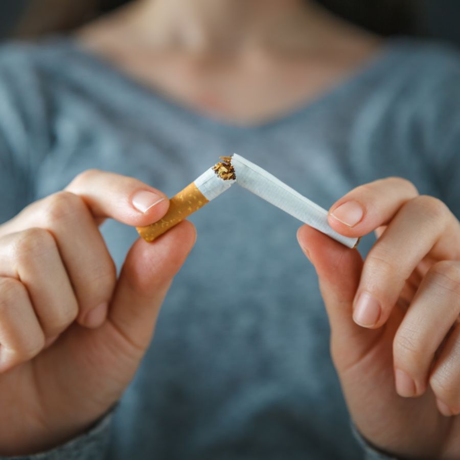 ধূমপান কালচে দাগ বাড়ায়, তাই যতটা সম্ভব এড়ানো ভাল। 