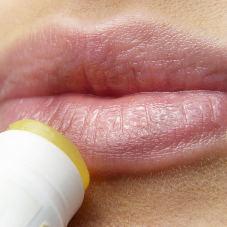 পুজোর দিনগুলিতে মেকআপে ব্যস্ততা বাড়ে। লিপস্টিক লাগানোর আগে বেস হিসেবে লিপ বাম লাগিয়ে নেওয়া উচিত। এতে রংও টিকে থাকবে, ঠোঁটও শুকোবে না।