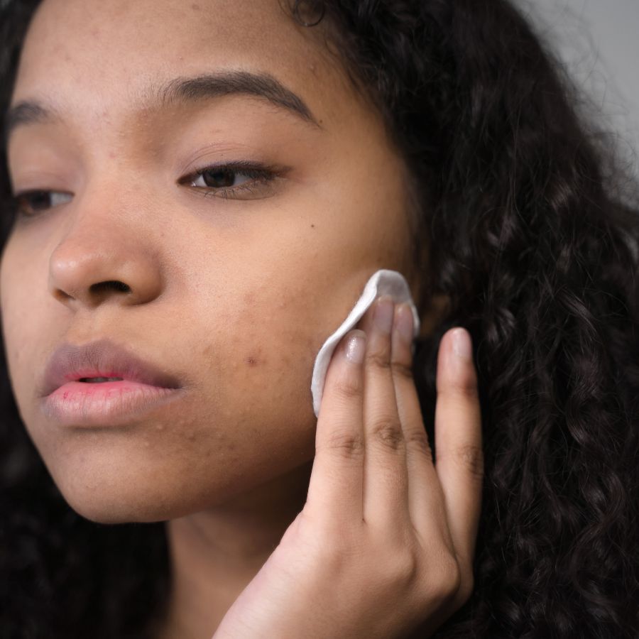 রাতে ঘুমোতে যাওয়ার আগে মেকআপ তুলতেই হবে, সঙ্গে ঠোঁটের যত্নও নিতে হবে। ( এই প্রতিবেদনটি ‘আনন্দ উৎসব’ ফিচারের একটি অংশ। )