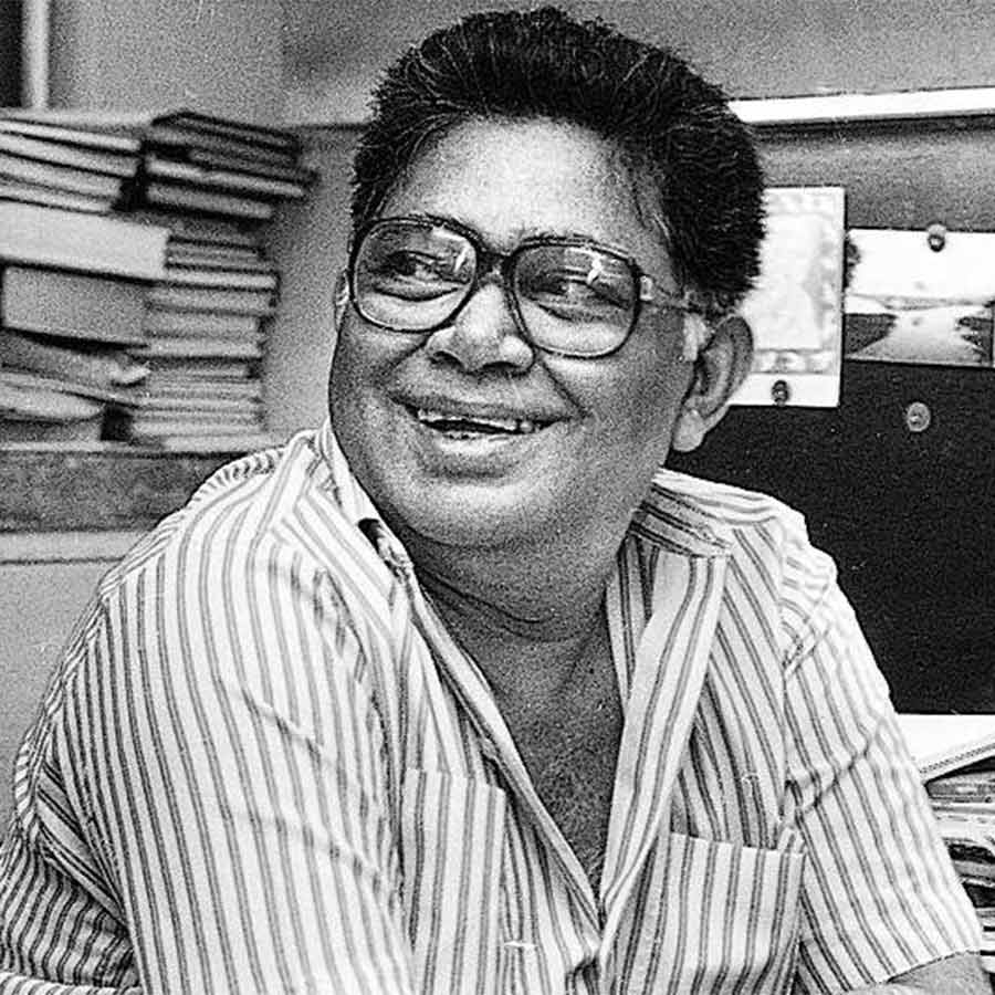 Poet Sunil Gangopadhyay defeated by prose writer Sunil