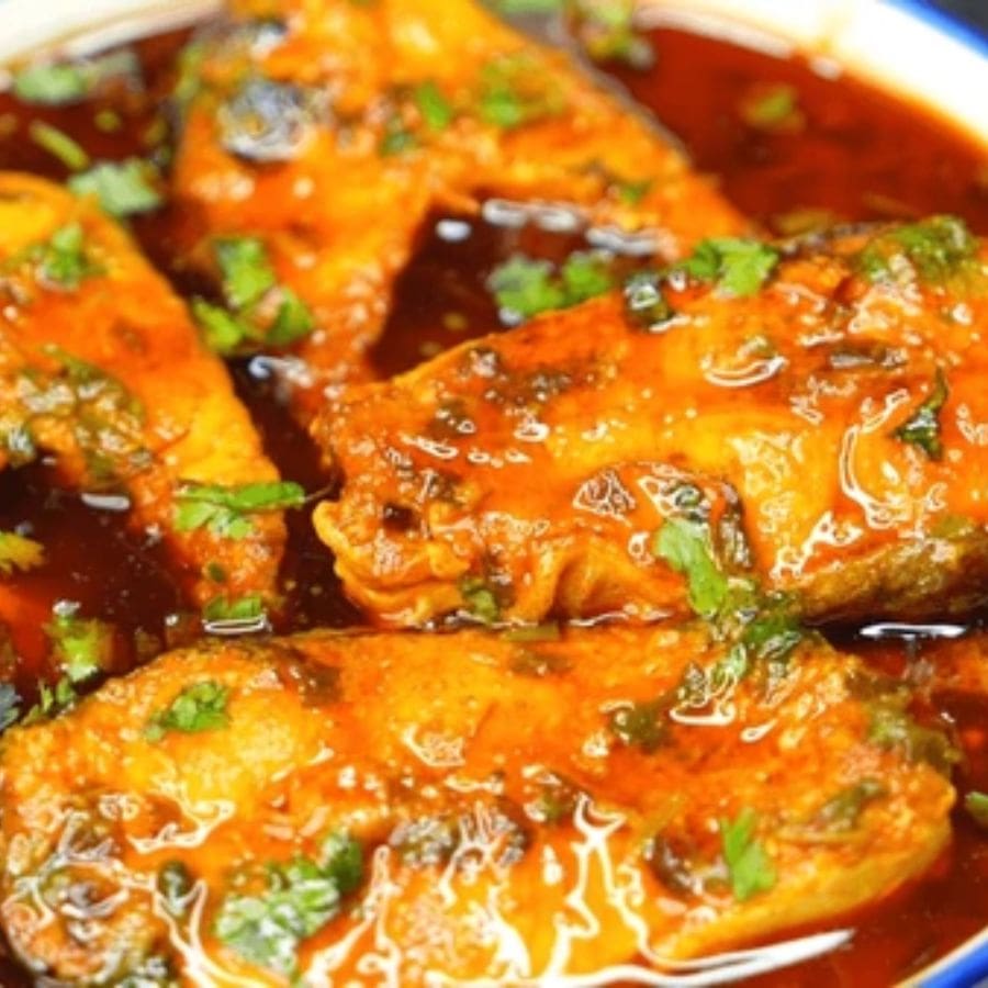 এ বার পুজোর ভোজে নতুনত্বের ছোঁয়া আনতে পারে এক অসাধারণ পদ– কাতলা মাছের রেজ়ালা। শারদীয় দুপুরে তার জমাটি সুস্বাদ মুখে লেগে থাকবে। বাড়িতে যদি অতিথি আপ্যায়নের ব্যাপার থাকে, তবে এই রেসিপিটি হতে পারে আপনার তুরুপের তাস।