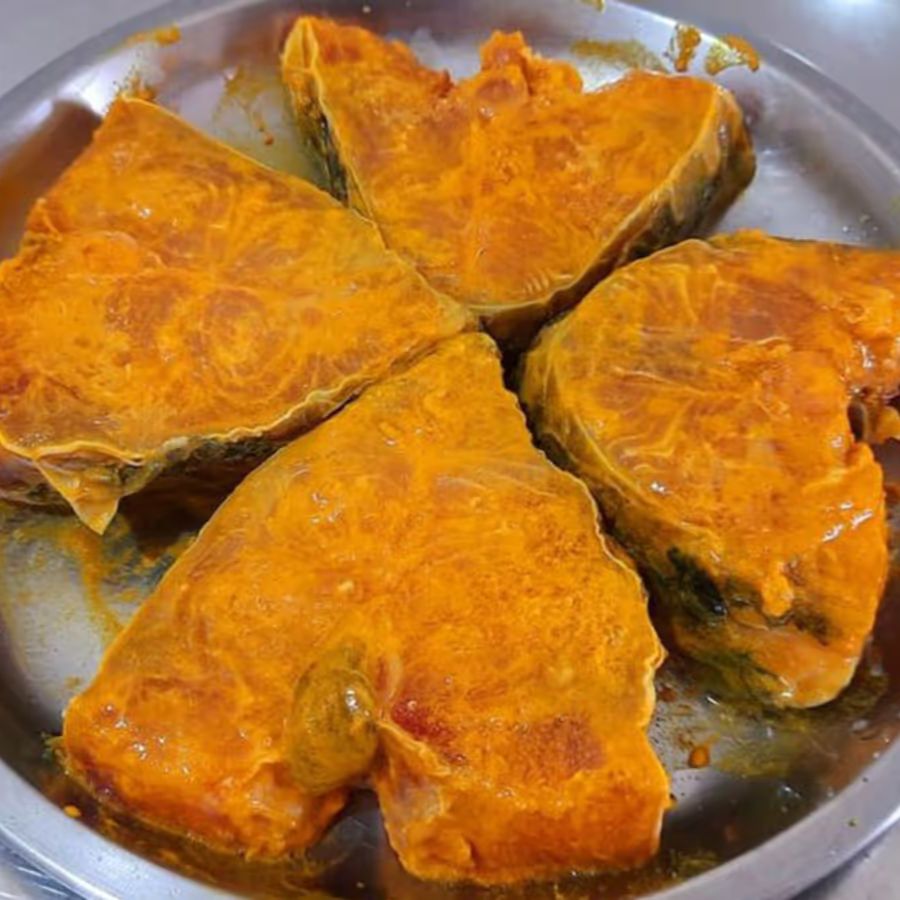 রান্নার পদ্ধতি বেশ সহজ, তাই চিন্তার কিছু নেই। প্রথমেই মাছ ভাল করে ধুয়ে নিয়ে তাতে সানরাইজ হলদি পাউডার এবং নুন মিশিয়ে নিতে হবে। 