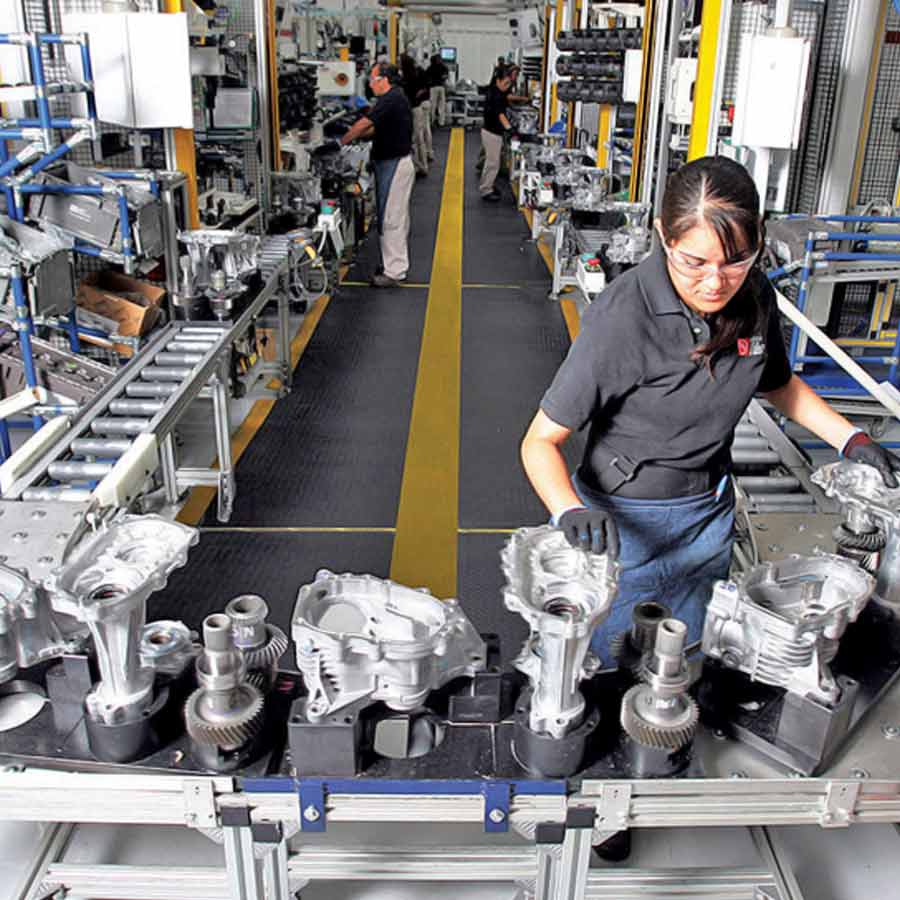 সংবাদসংস্থা ‘নিউজ়উইক’কে দেওয়া সাক্ষাৎকারে পরিস্থিতির বিশদ ব্যাখ্যা করেছেন জ়ান্ডি। তিনি বলেন, ‘‘সাধারণ আমেরিকাবাসীদের জন্য দুঃসময় শুরু হতে চলেছে। যুক্তরাষ্ট্রে মন্দা শুরু হলে হু-হু করে বাড়বে নিত্যপ্রয়োজনীয় জিনিসের দাম। খাদ্যসামগ্রীর জন্য আরও বেশি খরচ করতে হবে আমাদের। পণ্য উৎপাদনকারী শিল্পগুলিতে কর্মসংস্থানে আসবে বড় আঘাত। ফের এক বার গণহারে ছাঁটাই দেখতে পাওয়ার প্রবল আশঙ্কা রয়েছে।’’