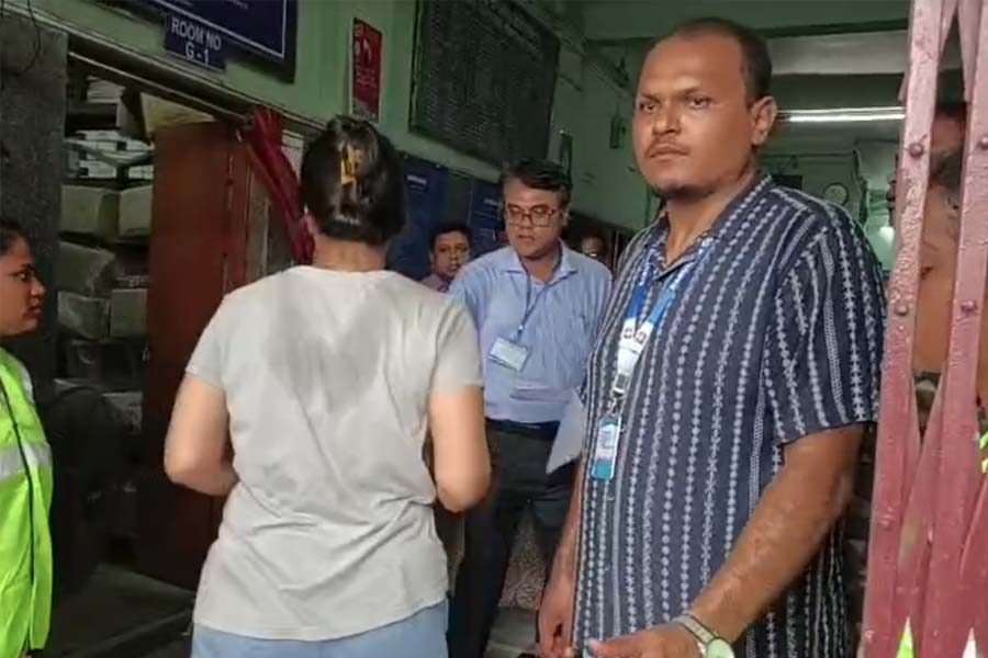 অ্যাডমিট দেখিয়ে পরীক্ষাকেন্দ্রে ঢুকছেন পরীক্ষার্থীরা। দক্ষিণ ২৪ পরগনার একটি পরীক্ষাকেন্দ্রে। 