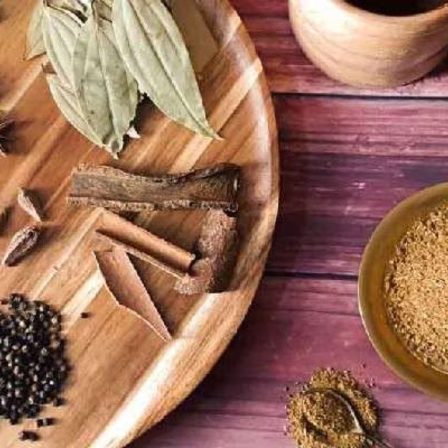 মাছ ভাজা হয়ে গেলে ওই তেলেই তেজপাতা, দারচিনি, এলাচ আর সামান্য চিনি দিয়ে সুন্দর একটা গন্ধ বার হওয়া পর্যন্ত অপেক্ষা করতে হবে। 