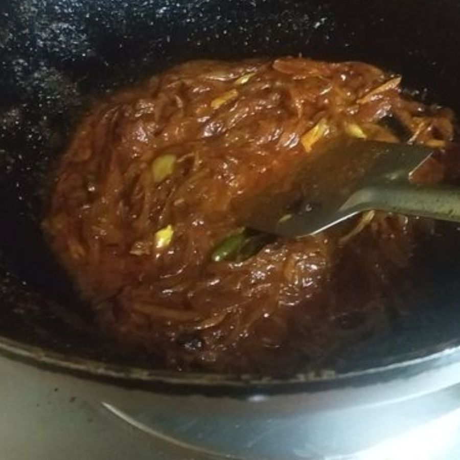 তার পরে তাতে পেঁয়াজ বাটা, আদা বাটা, রসুন বাটা, আর নুন দিয়ে ভাল করে কষাতে হবে, যত ক্ষণ না মশলার কাঁচা গন্ধ চলে যায়। 