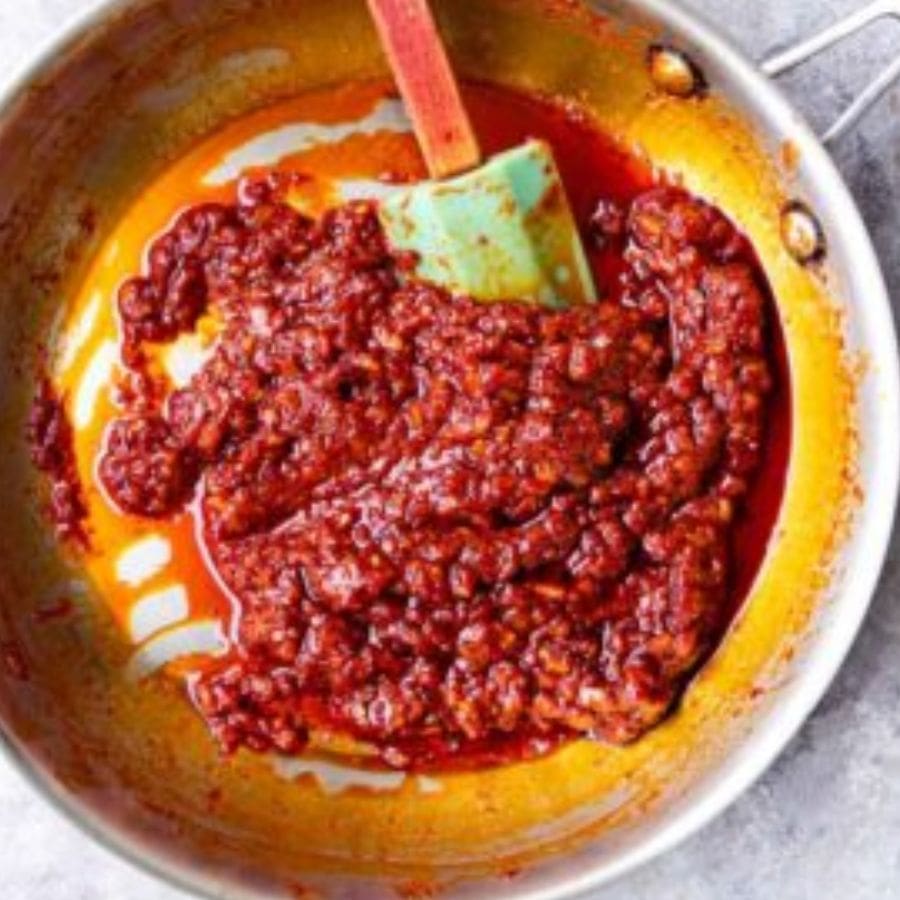 এ বার এতে লাল মির্চ পাউডার দিয়ে আবারও কষিয়ে নিতে হবে।