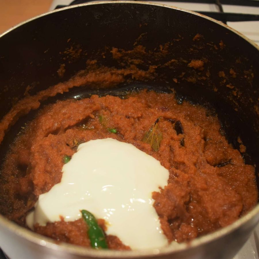 এর পরে ঝোলের পালা। পরিমাণ মতো জল দিয়ে ঝোল করে তাতে কাজু আর কিশমিশ মিশিয়ে দিন। এতে ধীরে ধীরে টক দই মিশিয়ে দিতে হবে। তাতেই আসবে রেজালা-র সেই মাখো মাখো সুস্বাদ। 