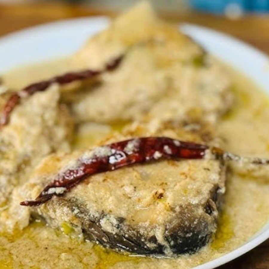 সব শেষে ভেজে রাখা মাছের টুকরোগুলো সাবধানে ঝোলের মধ্যে দিয়ে হালকা আঁচে কিছু ক্ষণ রান্না করতে হবে, যাতে মাছের ভিতরে সব মশলার স্বাদ ঢুকে যায়। 