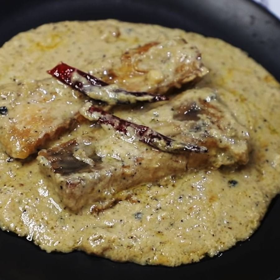 একদম শেষে শাহী গরম মশলা এবং সামান্য ঘি ছড়িয়ে দিলেই তৈরি হয়ে যাবে মন-মাতানো কাতলা মাছের রেজ়ালা। (এই প্রতিবেদনটি ‘আনন্দ উৎসব’ ফিচারের একটি অংশ)।