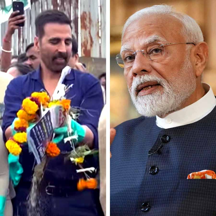 Akshay Kumar cleans Juhu beach in Mumbai after the immersion of Ganesh idols dgtl