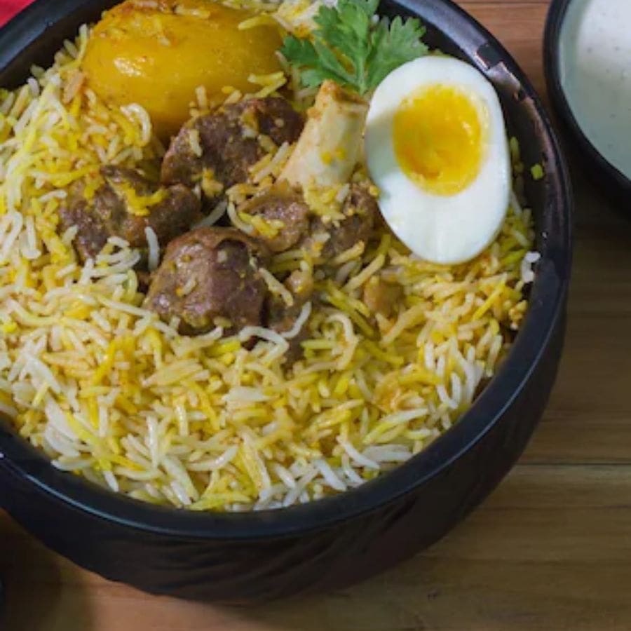 শোনা যায় ওয়াজেদ আলি শাহের হাত ধরেই কলকাতায় বিরিয়ানির আগমন ঘটে। ইতিহাস বলছে, ১৮৫৬ সালে কলকাতায় আসেন তিনি। তাঁর হাত ধরেই কলকাতায় প্রচলন ঘটে একাধিক জিনিসের, যেমন ঘুড়ি ওড়ানো, পায়রাবাজি, ইত্যাদি। আর এই জিনিসগুলির অন্যতম ছিল বিরিয়ানি। 