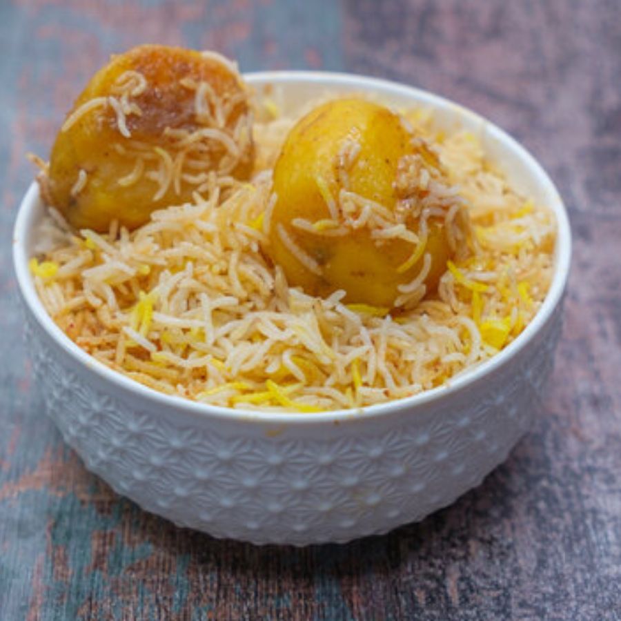 কলকাতা বিরিয়ানিতে নুন কম-বেশি তাও মানা যায়, কিন্তু আলু থাকবে না? এ যে একে বারেই অসম্ভব! কিন্তু জানেন কি কী ভাবে বাঙালির এই অতি সাধের বিরিয়ানিতে আলু যোগ হল? কী ছিল সেই ইতিহাস। 