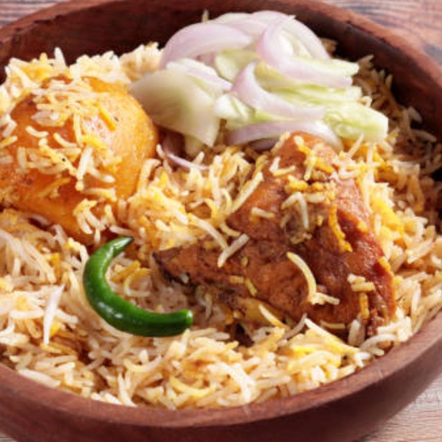 তবে ঢিমে আঁচে রান্না হওয়া বিরিয়ানিতে কিন্তু প্রথম থেকেই আলু ব্যবহার করা হতো না। ওয়াজেদ আলি শাহ যখন শহরে আসেন তখন তাঁর কাছে তেমন অর্থ ছিল না। এ দিকে তিনি খেতে এবং খাওয়াতে দুই-ই ভালবাসেন। এ হেন অবস্থায় কী করা যায়? 