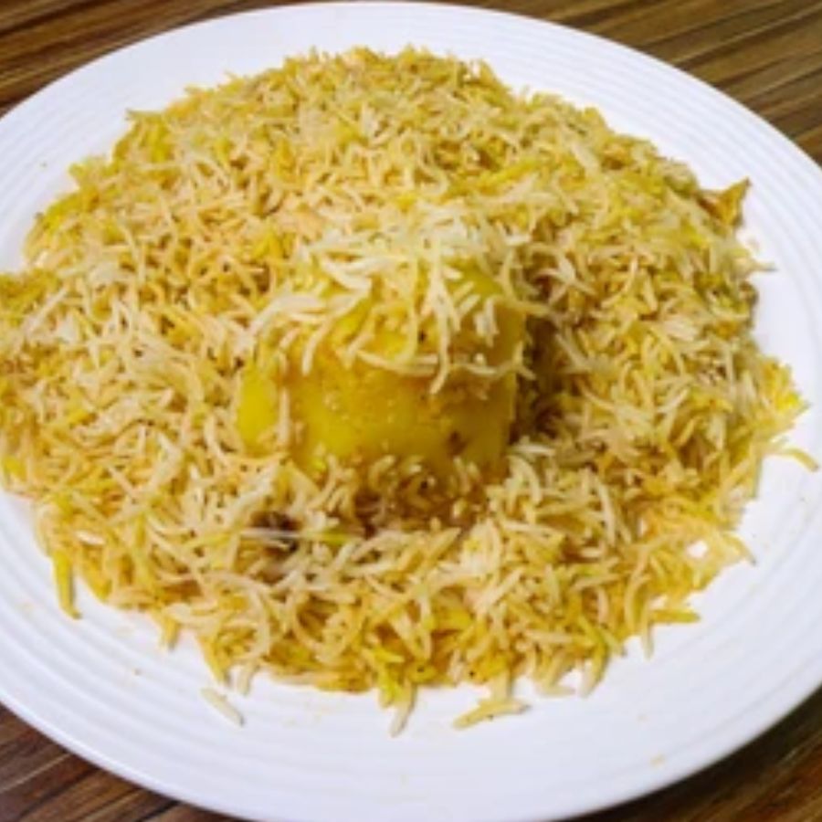 জনশ্রুতি অনুযায়ী, কলকাতা আসার বেশ কিছু সময় পর তিনি বিরিয়ানিতে আলু যোগ করেন।