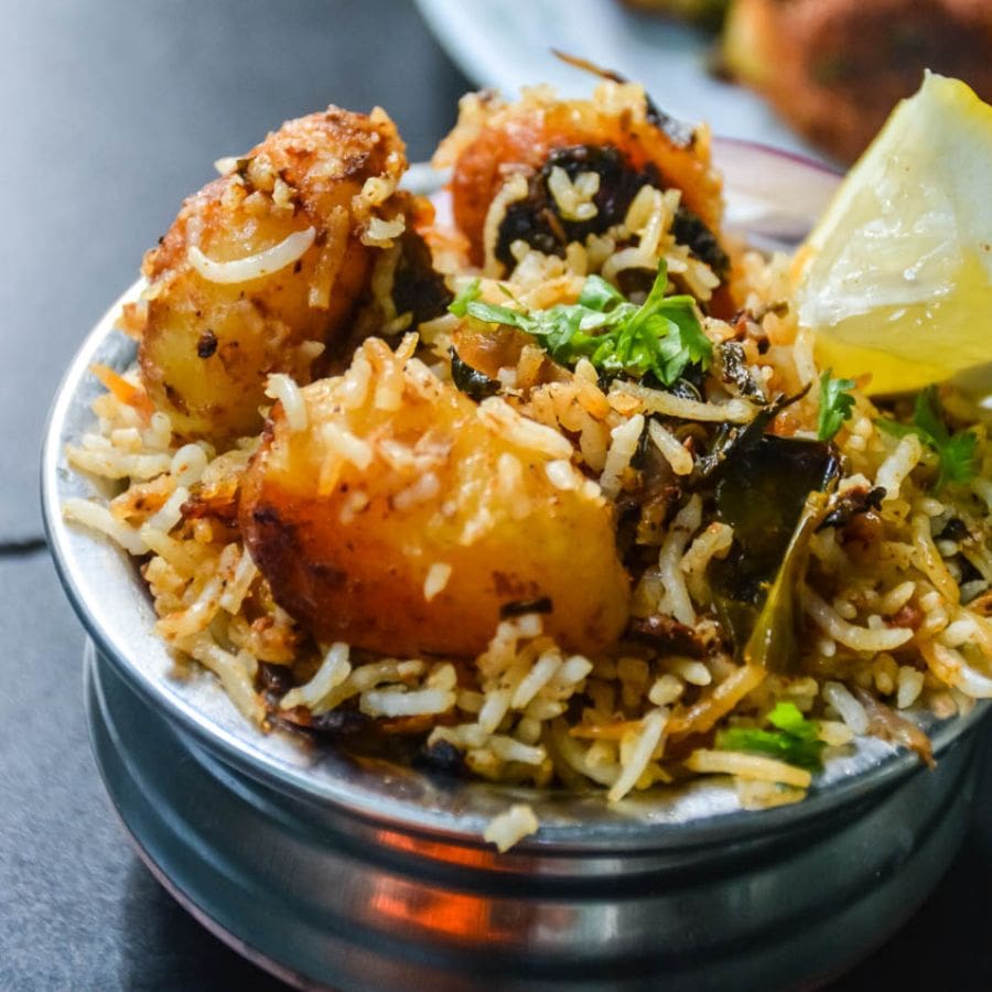 তবে আজকাল যেমন সস্তায় আলু কেনা যায়, তখন কিন্তু বিষয়টা তেমন ছিল। পর্তুগিজদের হাত ধরে এ দেশে আসা আলুরও তখন বেশ দাম। তবে মাংসের দাম আরও বেশি। আর আকছার বিপুল পরিমাণে মাংস কিনে বিরিয়ানি বানানোর খরচটাও বিপুল। নবাবের তখন জীবন চলত ব্রিটিশদের দেওয়া মাসোহারায়। তাই ব্যয় কমাতেই বিরিয়ানিতে ঢুকে পড়েছিল আলু। 