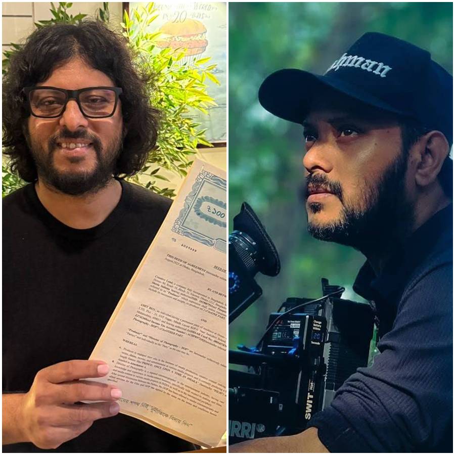 বলিউড চিত্রগ্রাহক অমিত রায়কে (বাঁ দিকে) ‘প্রিন্স’ ছবির জন্য সই করালেন পরিচালক আবু হায়াত মাহমুদ (ডান দিকে)।