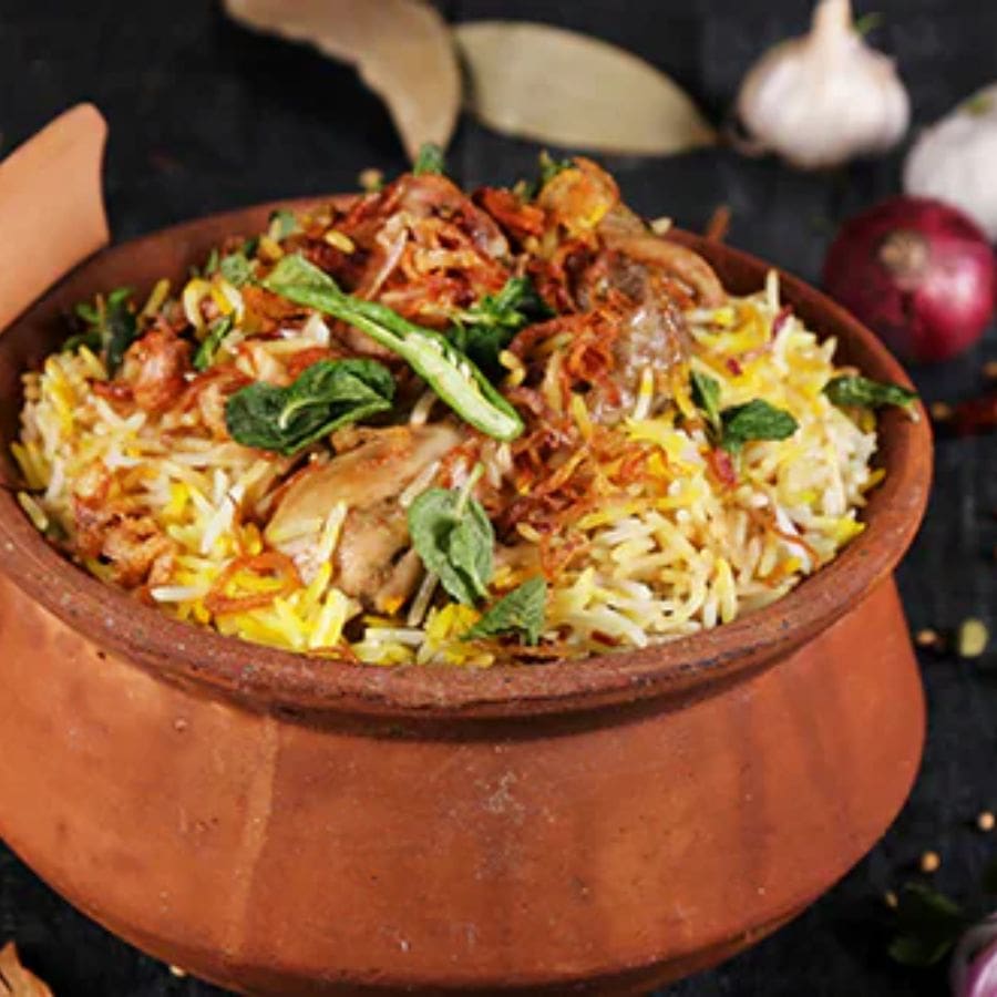 আরেক জনশ্রুতি অনুযায়ী, বিরিয়ানিতে আলু যোগ আদতে একটা এক্সপেরিমেন্ট বা পরীক্ষা। শোনা যায়, নবাব ওয়াজেদ আলি শাহ নাকি নতুন জিনিসে আগ্রহী ছিলেন। আর তখন পর্তুগিজদের হাত ধরে ভারতে আসা আলু একেবারেই নতুন সবজি, তায় আবার দামি। তাই বিরিয়ানিতে নাকি এই সবজি যোগ করা হয়েছিল। 