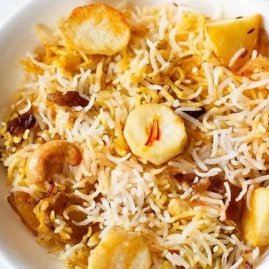 যদিও অনেক গবেষকের মতে স্বাধীনতার পরেই নাকি বিরিয়ানির আলু যোগ ঘটে। মধ্যবিত্তের সাধ্যের মধ্যে এই পদ নিয়ে আসতে মাংসের পরিমাণ কমিয়ে যোগ করা হয় আলু। 