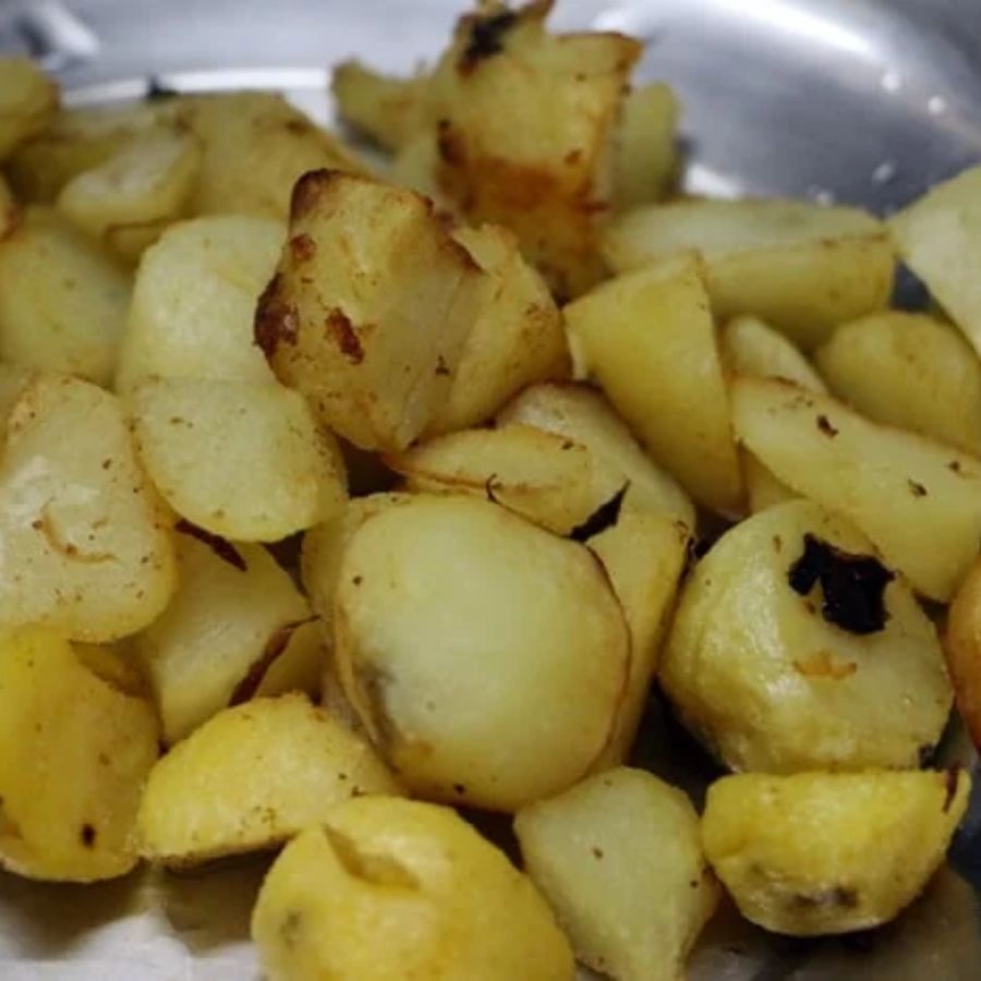 সর্বশেষ মত অনুযায়ী, ‘পেট রোগা’ বাঙালি নাকি বিরিয়ানিতে ব্যবহৃত এত তেল, ঘি, মশলা সহ্য করতে পারেনি। তাই রান্নায় ব্যালেন্স আনতেই নাকি এই আলু যোগ করা হয়েছিল। 