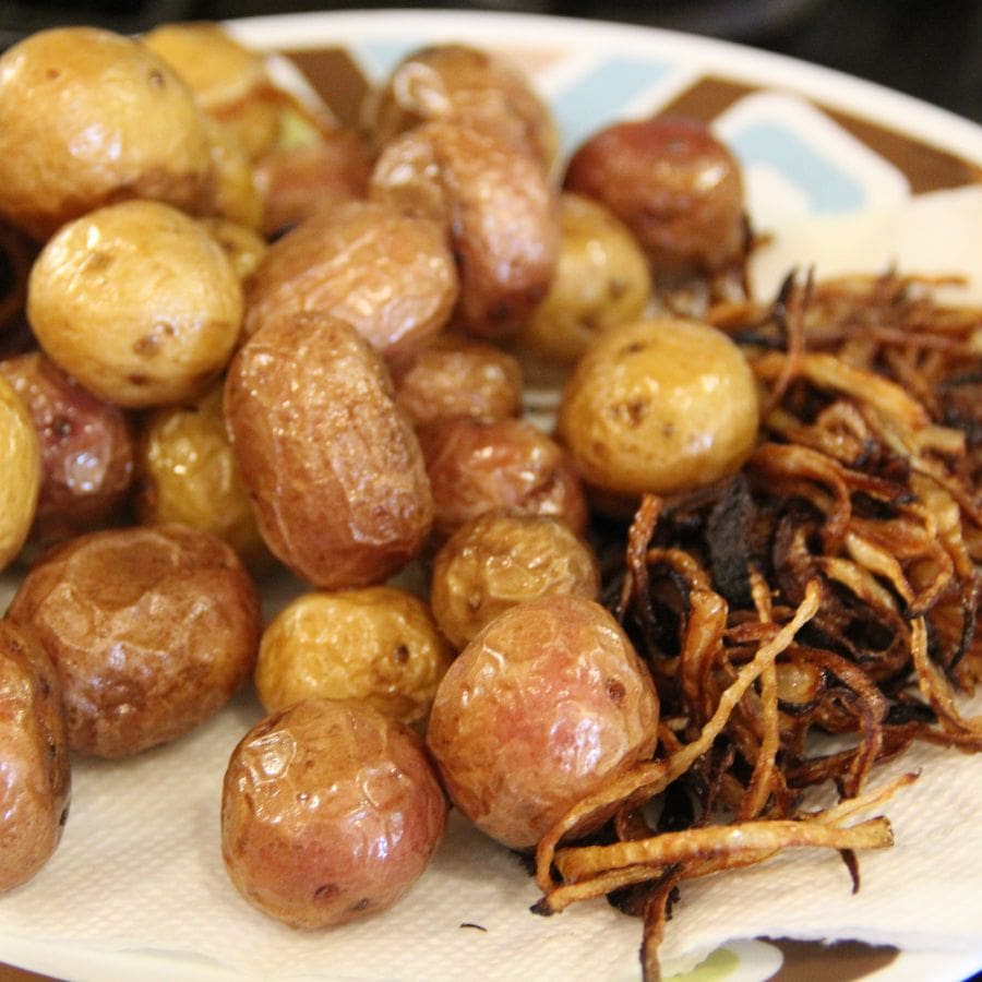 প্রসঙ্গত জানা যায় উইলিয়াম কেরির হাত ধরে ১৮২০ সাল থেকে বাংলায় আলু চাষ শুরু হয়েছিল। আর সেই সবজিই এখন বাঙালির প্রায় সমস্ত পদেই ঢুকে পড়েছে। (এই প্রতিবেদনটি ‘আনন্দ উৎসব’ ফিচারের একটি অংশ।)