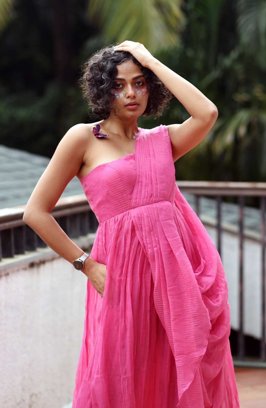 দেখে মনে হতে পারে গাউন। কিন্তু এটি একটি আদ্যোপান্ত সুতির শাড়ি। শুধু তার কুঁচিতে সেফটিপিন বসানোর বা আঁচলে প্লিট করার ঝক্কি নেই। শাড়ি পরতে যাঁরা অভ্যস্ত নন, তাঁদের কাছে ১২ হাতের কাপড় সামলানো খানিকটা চ্যালেঞ্জের মতোই। সেই ঝঞ্ঝাট এড়িয়ে শাড়ি পরার ব্যবস্থা করেছে সুতা। তৈরি করেছে শাড়ি গাউন। কুঁচি-আঁচল সবই ছুঁচ-সুতোর ফোঁড়ে নিরাপদে জুড়ে দেওয়া। কেবল গলিয়ে নেওয়ার অপেক্ষা। বাড়তি পাওনা? শাড়ি গাউনে থাকছে পকেটও।