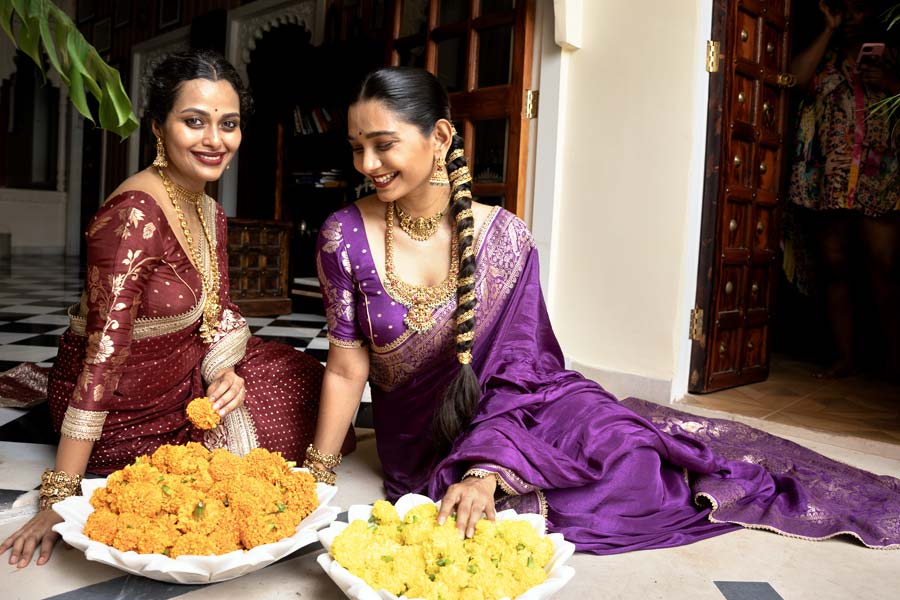 পুজোর সকাল এক রকম আর রাতের রূপ আলাদা। আকাশের আলো নিভে এলেই পুজোর মণ্ডপে, রাস্তাঘাটে আলোর রোশনাই, থিমের জাঁকজমক। তার মধ্যে নজর কাড়তে সাজও জমকালো হওয়া দরকার। সুতা পুজোর জমকালো সন্ধ্যার জন্য বেছে নিয়েছে রেশম সুতোর শাড়ি। নরম সিল্কের জমিতে জরির বিন্দুর মতো বুটি। সঙ্গে ঢালা  চওড়া জরি পাড়। মরচে খয়েরি আর ঘন বেগনি, যে রঙটিই পরুন,  এ শাড়িতে চোখে না পরাটাই অসম্ভব। 