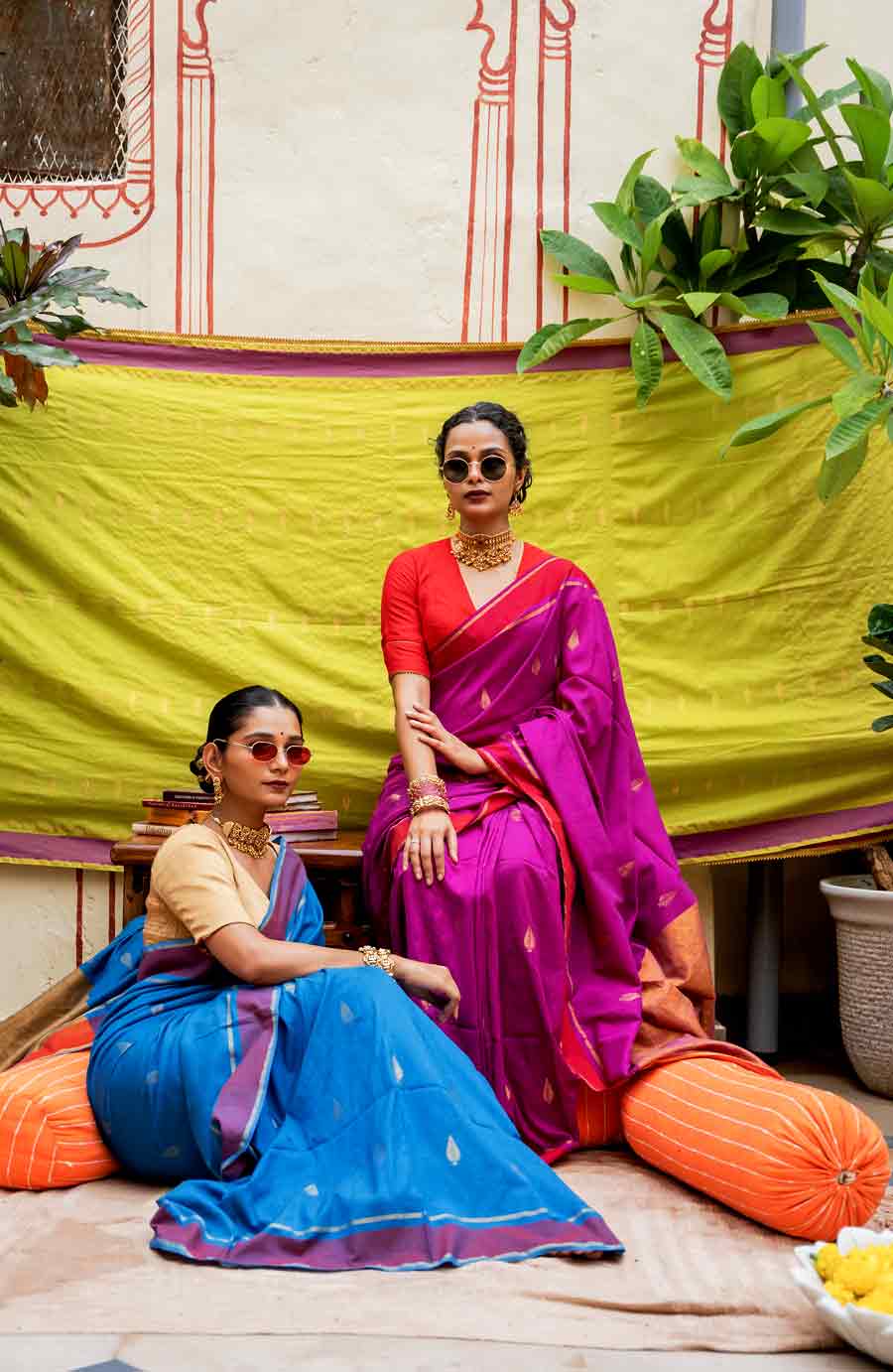 অফিস ছুটি থাক বা না থাক, পুজোর সকালগুলো গুছিয়ে বসে আড্ডা দেওয়ার। অফিসে থাকলে কাজের ফাঁকেই সেই আড্ডা চলে। চলে ফটো সেশন, খাওয়াদাওয়াও। ছুটি থাকলে কোনও এক বন্ধুর বাড়ি বা ক্যাফেতে বন্ধুর দলের মজলিস। সুতা-র এই শাড়িতে গুছিয়ে বসে পুজোর আড্ডা দেওয়ার সেই মজলিসি আবেদন আছে। যেখানে একাধারে রয়েছে সুতির শাড়ির আরাম আবার স্মার্ট-ক্যাজ়ুয়ালের কেতাদুরস্ততাও।  