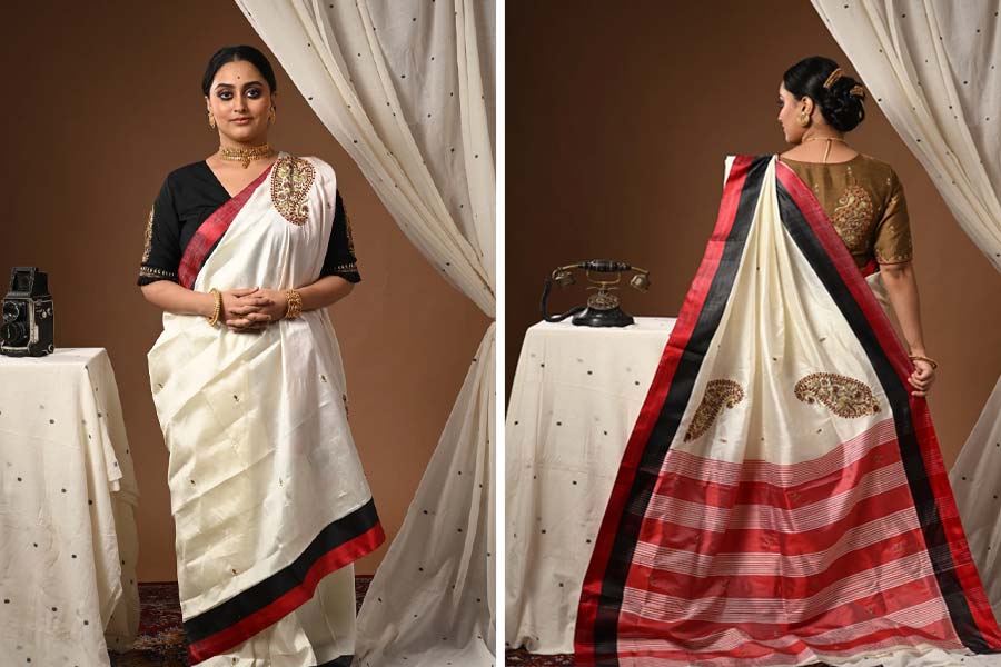 এক কালে পুজোর দিন মানেই মা-জেঠিমাদের দেখা যেত লালপাড় গরদের শাড়িতে। পায়ে আলতা আর ঢালা লাল গরদের পাড়ে প্রতিমার মতোই দেখাত তাঁদের। সেই গরদ এ বছরের পুজোয় নতুন করে ফিরছে। চেনা লালপাড়ের বদলে পাওয়া যাচ্ছে রঙিন গরদ। পরমা-র সংগ্রহের এই গরদের শাড়িটির জোড়া পাড়। গাঢ় লালের সঙ্গে রয়েছে কালোও। তার সঙ্গে শাড়ি জুড়ে বালুচরি নকশার আদলে রঙিন সুতোয় হাতে বোনা কলকা মোটিফ।