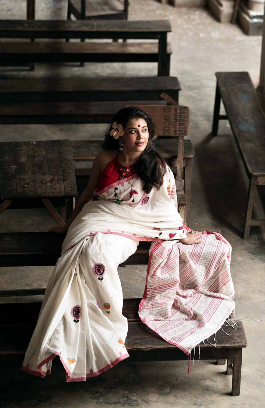 সাদা-লাল ছাড়া বাঙালি মেয়েদের পুজোর সাজ সম্পূর্ণ হয় না। আর কিছু না হোক, অষ্টমীর সকালের অঞ্জলির শাড়িতে ওই রংমিলন্তি না হলে মন ভরে না। তবে উৎসব নিজেকে সাদা-লালের চেনা ছকে বাঁধেনি। তাদের ফিতে লাল পাড় ফুলিয়ার তাঁতে ফুটেছে অচেনা সব ফুল। গোলাপি, হলুদ কমলা, লাল রঙের। শাড়ির নাম তাই ‘ফ্লোরাল ব্লুম’। অষ্টমীর সকালের সাজে এই শাড়ির সঙ্গে পরা যেতে পারে বুলিয়ান পার্সি কাজের লাল হল্টারনেক ব্লাউজ়টি। কপালে লাল টিপের সঙ্গে কানেও থাকুক ফুল।