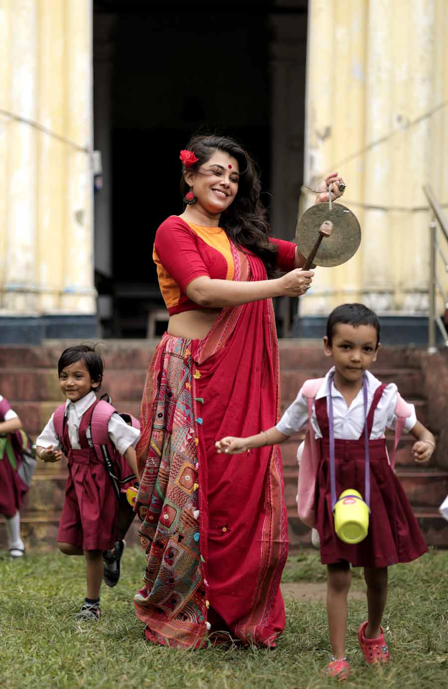 বঙ্গদেশে উৎসব বললে প্রথমেই কী মাথায় আসে? দুর্গাপুজো। আর দুর্গাপুজো মানে ছুটি!  সারা বছরের ব্যস্ততার মধ্যে চারটে দিন অখণ্ড অবসর। যার দিকে তাকিয়ে গোটা বছরটা কাটিয়ে দেন বাংলার মানুষজন। উৎসব বুটিক তাই শারদোৎসবের সূচনা করেছে ছুটির কথা মাখায় রেখেই। ছুটি মানে আরাম। ছুটি মানে নিজের মতো থাকতে পারার বাঁধনহীন স্বাধীনতাও। এই শাড়ি সেই আরাম আর স্বাধীনতা দেবে পুজোর ঠাটবাটের সঙ্গে আপস না করেই। লাল নরম সুতির শাড়ির জমিতে গুজরাতের লাম্বানির স্টিচের ঠাসা রঙিন কাজ। যে কোনও দিন পুজোর সকালে যেমন এই শাড়ি পরা যায়, তেমনই ব্লাউজ়ে বদল এনে এ শাড়ি পরে রাতেও হতে পারেন মোহময়ী।