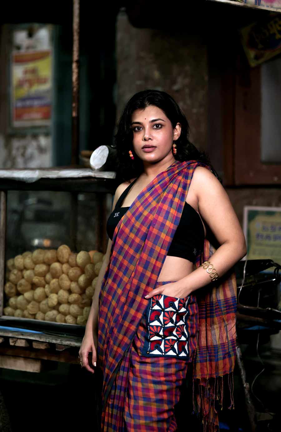 মা দুর্গার না হয় দশ হাত, মর্ত্যের ‘দশভুজা’দের তো কেবল দু’টি। অথচ হাজার রকমের কাজ দশহাতেই সামলাতে হয় তাদের। সেই কাজ সহজ করতে সাহায্য করবে পকেট শাড়ি। উৎসব বুটিক জানাচ্ছে, পকেট তাঁদের কাছে নারীর ক্ষমতায়নের মতো। পকেট নিজে অস্ত্র না-ই হতে পারে, কিন্তু অস্ত্র রাখতে সাহায্য তো করতে পারে (কে না জানে, এই জমানায় তা কত জরুরি)। দশহাতে করার কাজকে দু’হাতে সম্পন্ন করতেও সাহায্য করে পকেট। নারীশক্তিকে উদযাপনের উৎসবে তাই উৎসব শাড়িতে জুড়েছে সুতোর কাজ করা নকশি পকেট। অবশ্য তার জন্য শাড়িকে সেলাই করতে হয়নি। উৎসবের পকেট শাড়িতে শাড়ি তার নিজের মতো থেকেই পেয়েছে তার পকেটকে।