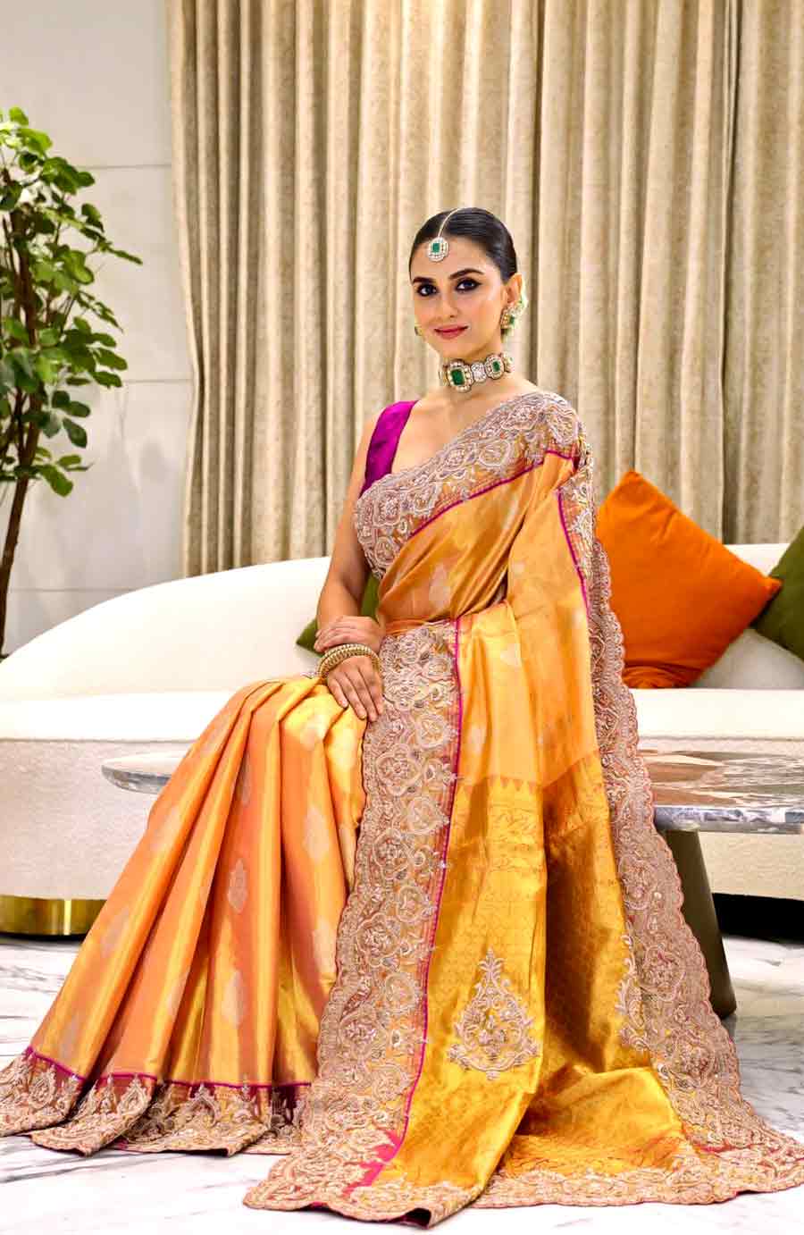 ঐতিহ্যবাহী শাড়ির কদর শাড়িপ্রেমীদের কাছে কমে না কখনও। তাই পুজো এলে বাংলার জামদানি, বিষ্ণুপুরী সিল্ক, বালুচরী, স্বর্ণচরীর মতো অন্য প্রদেশের ঐতিহ্যবাহী শাড়িরও চাহিদা বাড়ে। কেউ মহারাষ্ট্রের পৈঠানীর খোঁজ করেন তো কেউ চান খাঁটি সিল্কে বোনা কাঞ্জিভরম শাড়ি। সেই ঐতিহ্যবাহী কাঞ্জিভরমকে একটু অন্য রকম ভাবে সাজিয়েছে এথনিক বুটিক। রাজকীয় কাঞ্জিভরম শাড়ির পাড়ে তারা করেছে কাটওয়ার্ক করা জারদৌসি নকশা। জমিতেও কাঞ্জিভরমের কলকার শোভা বাড়িয়েছে জরির কাজ। পুজোর সবচেয়ে জমকালো সাজ রাখা থাকে অষ্টমীর জন্য। এই শাড়ি অষ্টমীর রাত আলো করে রাখবে।