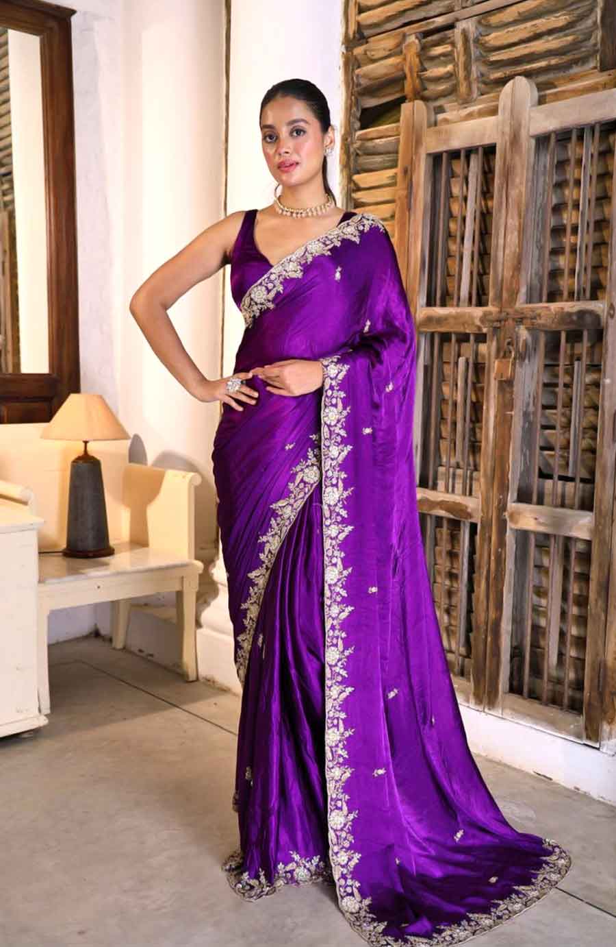 এই শাড়ি পুজোর শেষ রাতের মেজাজকে ধরতে পারে। পুজোর শেষ রাত মানে নবমী।  সে দিন বিগত  তিন দিনের আনন্দ যেমন থাকে, তেমনই থাকা পুরনো সাদা-কালো জীবনে ফিরে যাওয়ার বিষাদ। নবমীর রাতে তাই উৎসবের রঙের সবটুকু শুষে নিয়ে রঙিন হতে চায় মন। এই শাড়ি সেই রঙিন হওয়ার ইচ্ছেকে উসকে দেয়। এথনিক বুটিক বলছে, এ যুগের ছেলেমেয়েরা এমন পোশাক পরতে ভালবাসে, যা তাদের চেহারার গড়নকে সুন্দর ভাবে ফুটিয়ে তোলে। গাঢ় মভ রঙের সাটিনের এই শাড়ি সেই আবেদন ফুটিয়ে তুলবে অনায়াসে। পার্টি হোক বা পুজোর রঙিন রাত— সবেতেই সঙ্গ দেবে শাড়িটি।  