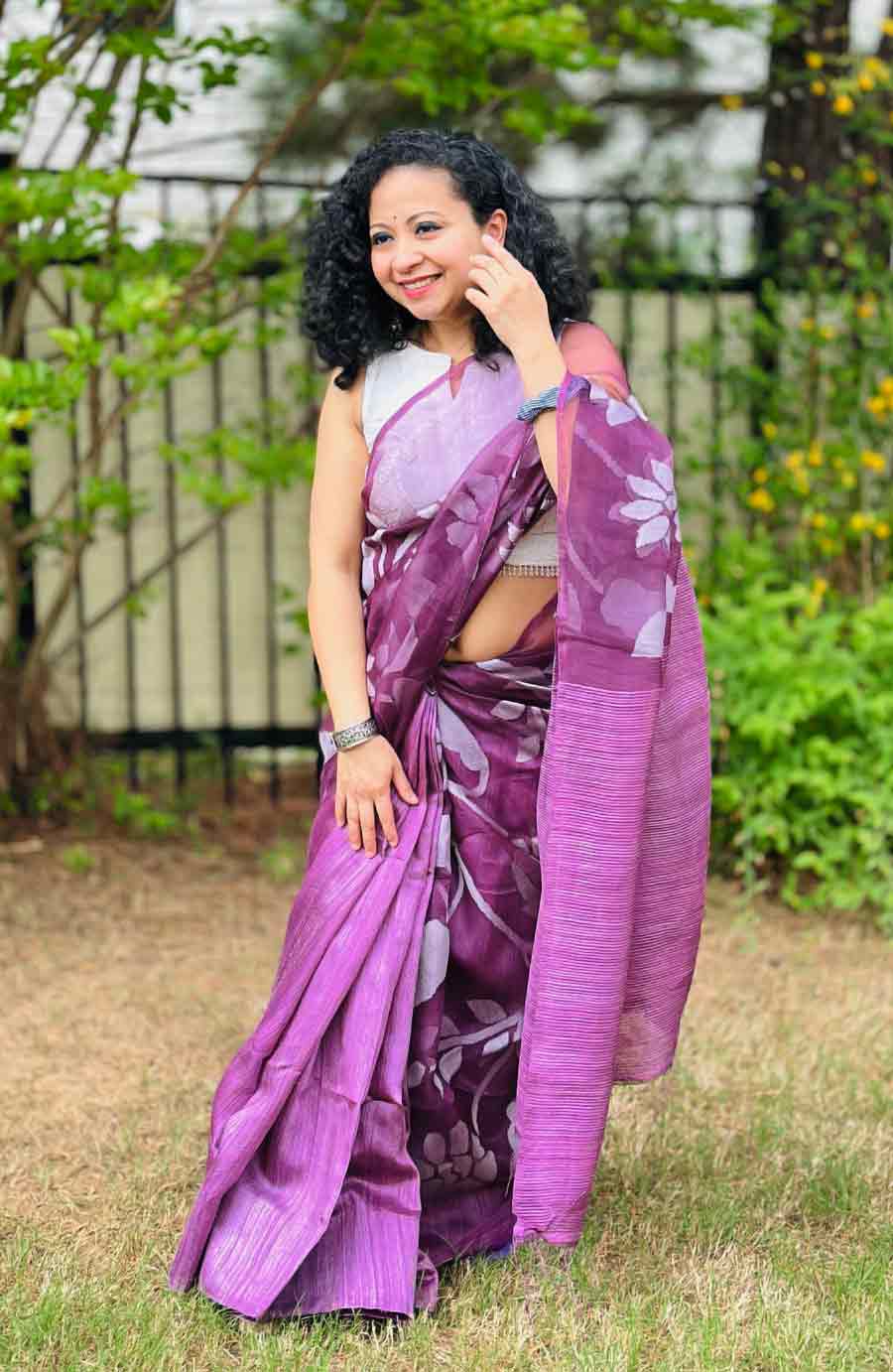 বাঁশির পুজোর সম্ভারে এ বার জামদানি নকশা করা সিল্ক মসলিনই বেশি। তবে এই শাড়িতে মসলিনের সঙ্গে মিলেছে মটকা তসর। বেগনি রঙের ১২ হাতের জমির অর্ধেক জুড়ে স্বচ্ছ মসলিনের ক্যানভাসে সাদা রেশম সুতোর জামদানি লতাপাতা। বাকি অর্ধেকে উজ্জ্বল আভিজাত্যে ভরা মটকা তসর শৌখিনীদের মন কাড়তে বাধ্য।