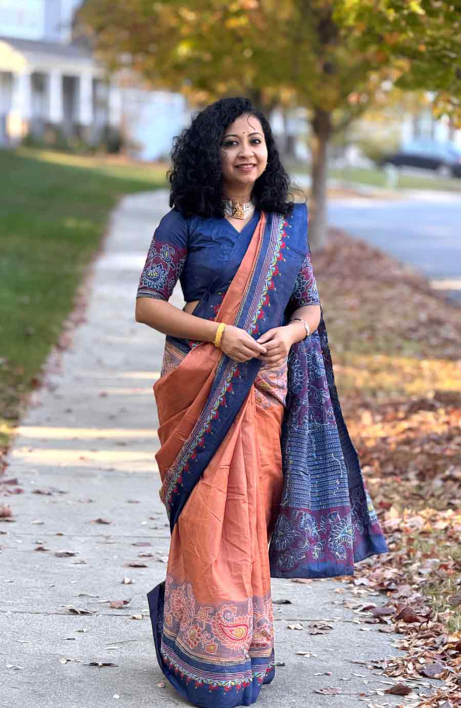 পুজোর শাড়ি আর কাঁথা স্টিচের শাড়ি থাকবে না, তা-ও কি হয়। বাঁশি পুজোর সাজ তৈরি করেছে টাই অ্যান্ড ডাই তসরের উপর কাঁথা স্টিচের  আল্পনা দিয়ে। পিচ রঙা তসরে গাঢ় নীল রঙের ডাই করা পাড়। তার উপর সাদা, নীল, লাল, হলুদ সুতোর নকশিকাঁথা। শাড়িটি ব্লাউজ়ের হেরফেরে হয়ে উঠতে পারে পার্টিওয়্যারও। 