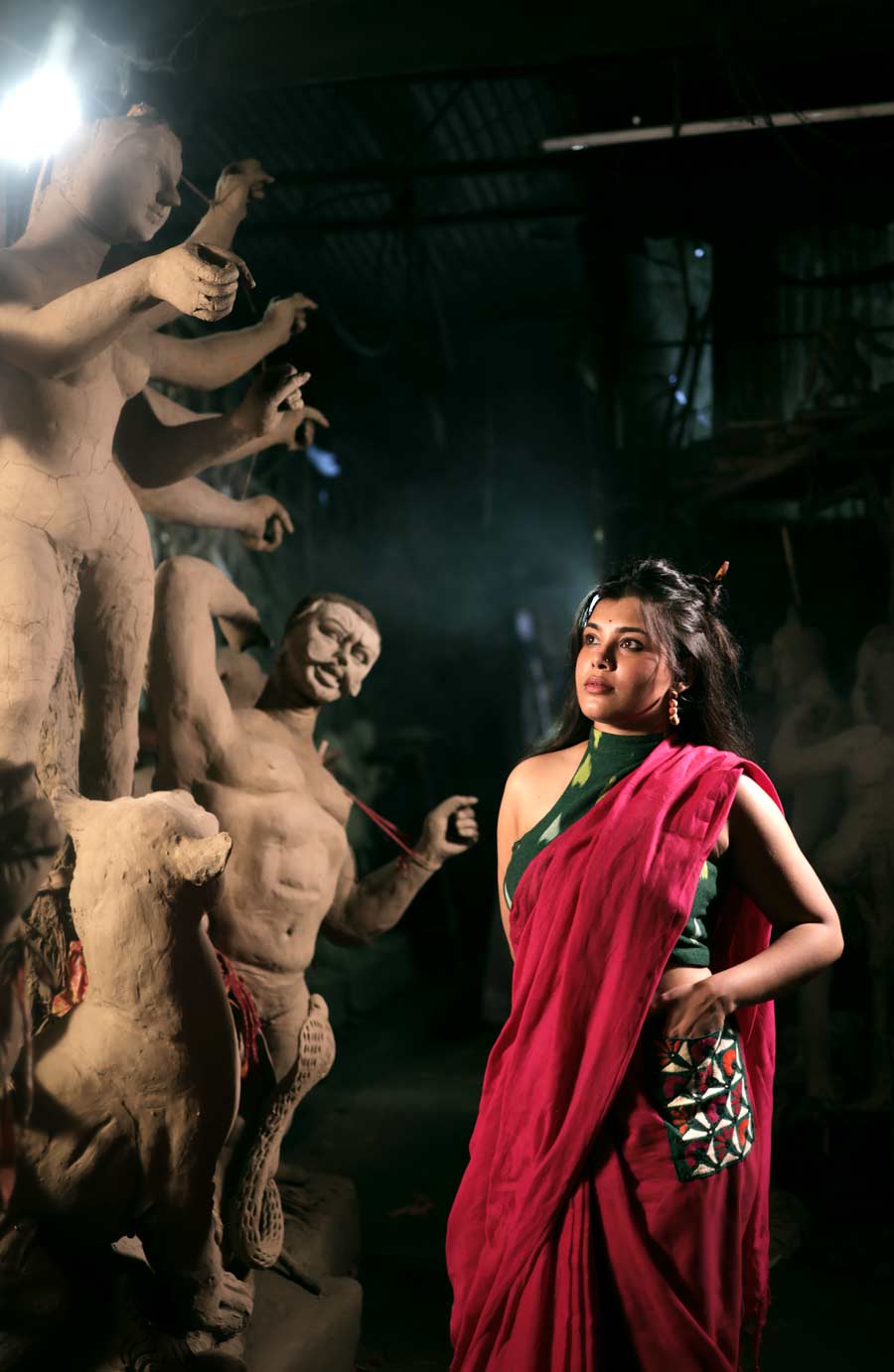 পুজোর ফ্যাশন কেমন হবে? ফ্যাশনদুরস্ত ‘নায়িকা’রা বলতে পারেন, ‘যা পরব, তা-ই ফ্যাশন’! কিন্তু যে মেয়েটি সকাল থেকে রাত অফিসের ডেস্কে বসে কাটিয়ে দেন? সাজতে তিনিও কম ভালবাসেন না!  সারা বছর যেমনই কাটুক, পুজোর ক’টা দিন ভিড়ের মধ্যে নজর কাড়তে চান সেই মেয়েটিও। চান প্রিয়জনের চোখে এবং নিজস্ব আয়নায় ‘নায়িকা’ হতে। কিন্তু সংসার, স্বামী-সন্তান, অফিস, বয়স্ক বাবা-মা কিংবা নিজের চেষ্টায় দাঁড় করানো ব্যবসা দশ হাতে সামলে ট্রেন্ডের খবর নেওয়ার ফুরসত হয় না তাঁর । তিনি বা তাঁর মতো অনেকেই হয়তো ঠিক করে উঠতে পারেননি, ষষ্ঠীর সকাল, সপ্তমীর সন্ধে, অষ্টমীর অঞ্জলি, নবমীর রাত অথবা দশমীর বরণে কোন শাড়ি কী ভাবে পরবেন? তা বলে কি ফ্যাশনে কী ‘ইন’, তা না জেনেই পুজোর সাজগোজ হবে? মোটেই না। বাংলার দশভুজাদের জন্য আনন্দবাজার ডট কমে শেষ মুহূর্তের ‘সাজেশন’ সাজিয়ে দিলেন খ্যাতনামী সব বুটিকের পোশাকশিল্পীরা।