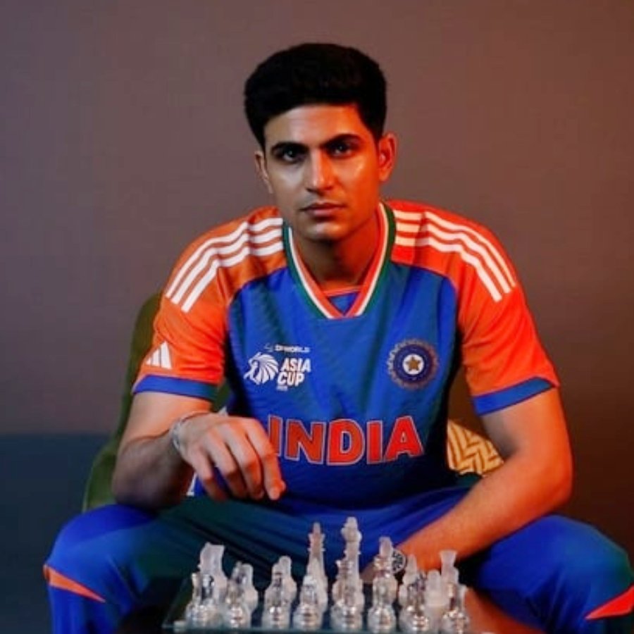 শুভমনের গায়ে নতুন জার্সি।