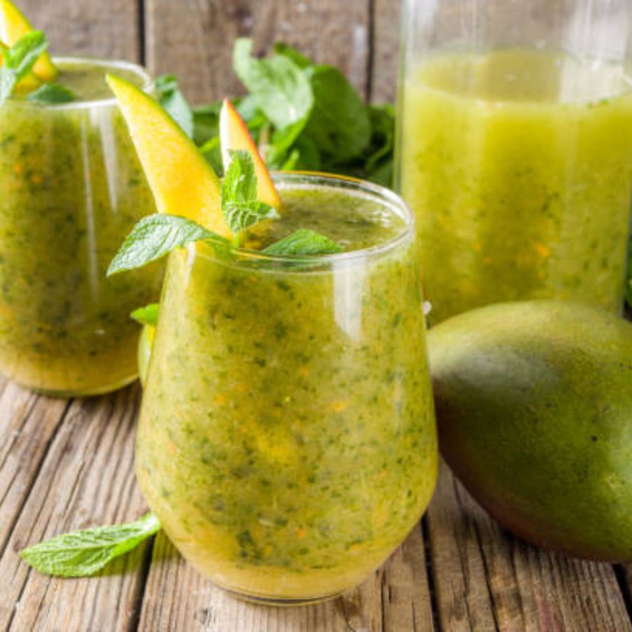 কাঁচা আমের টক-মিষ্টি আম পান্নার সঙ্গে পুদিনার ছোঁয়ায় শুধু স্বাদেই নয়, হজমেও জুড়ি মেলা ভার। রোদজ্বলা দুপুরের ভিড়ে পুজোর বাজার চষে ফেলার পরে এক গ্লাস খেলেই প্রাণ জুড়োবে। 