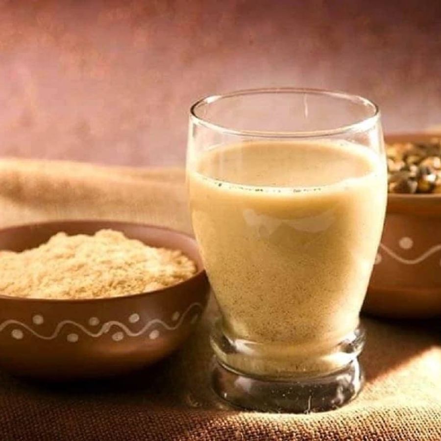 পাশাপাশি গ্রাম বাংলার চেনা স্বাদ ছাতুর শরবত—ভাজা ছোলার গুঁড়ো, লেবু আর নুনে তৈরি। বাংলার পুজো মণ্ডপে আজও বহু জায়গায় এ পানীয়ের চল আছে।